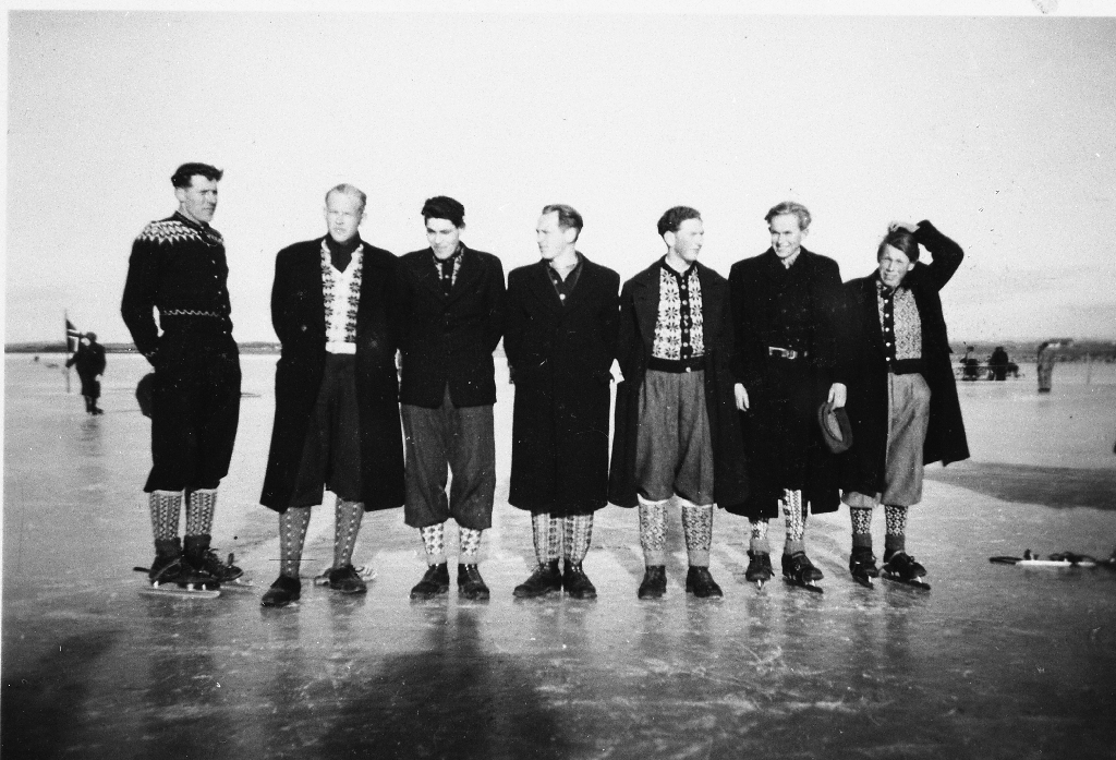 Skøyleløp, 6-mannslag på Orrevatnet i 1946. 
F. v. : Einar Søyland, Audun Undheim, Torkel Taksdal, Bjarne Herigstad, Lars L. Undheim, Arne N. Undheim, Kaius Taksdal.