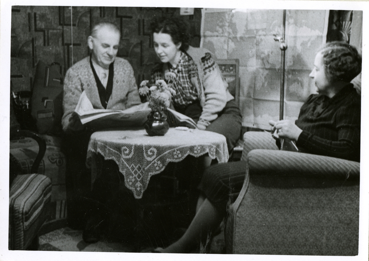 Fra familiealbum. Det siste bilde av Olaf T. Ranum senior hjemme, sammen med datter Ingeborg og kone Magda.