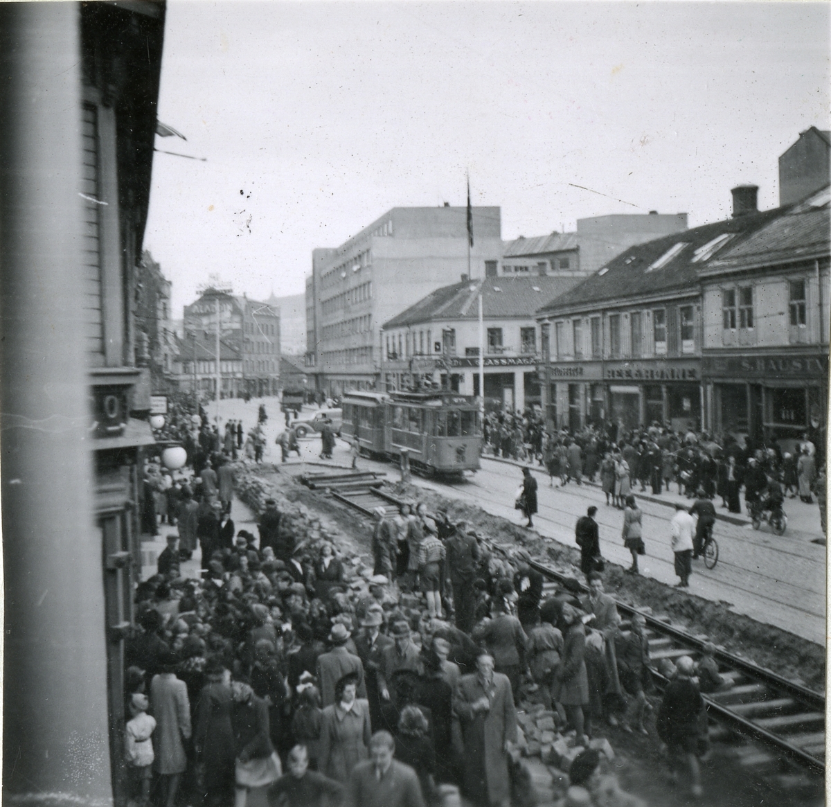 Fra familiealbum. Tyskerne anla jernbane i Olav Tryggvasons gate i Trondheim i mars 1945.
