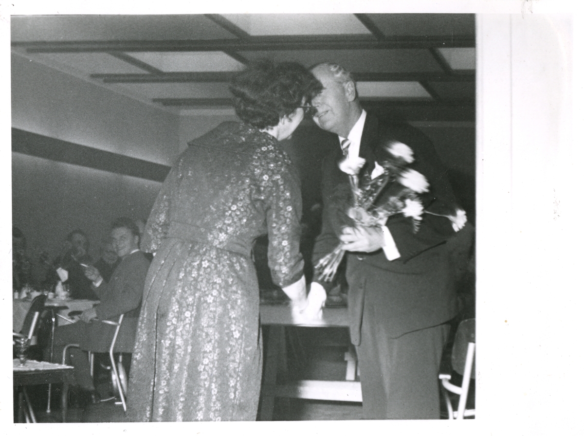 Fest i Paulinehall i forbindelse med Ingeborg Ranum sin 50 års dag i desember 1960. Jubilanten gratuleres med blomsterhilsen.
