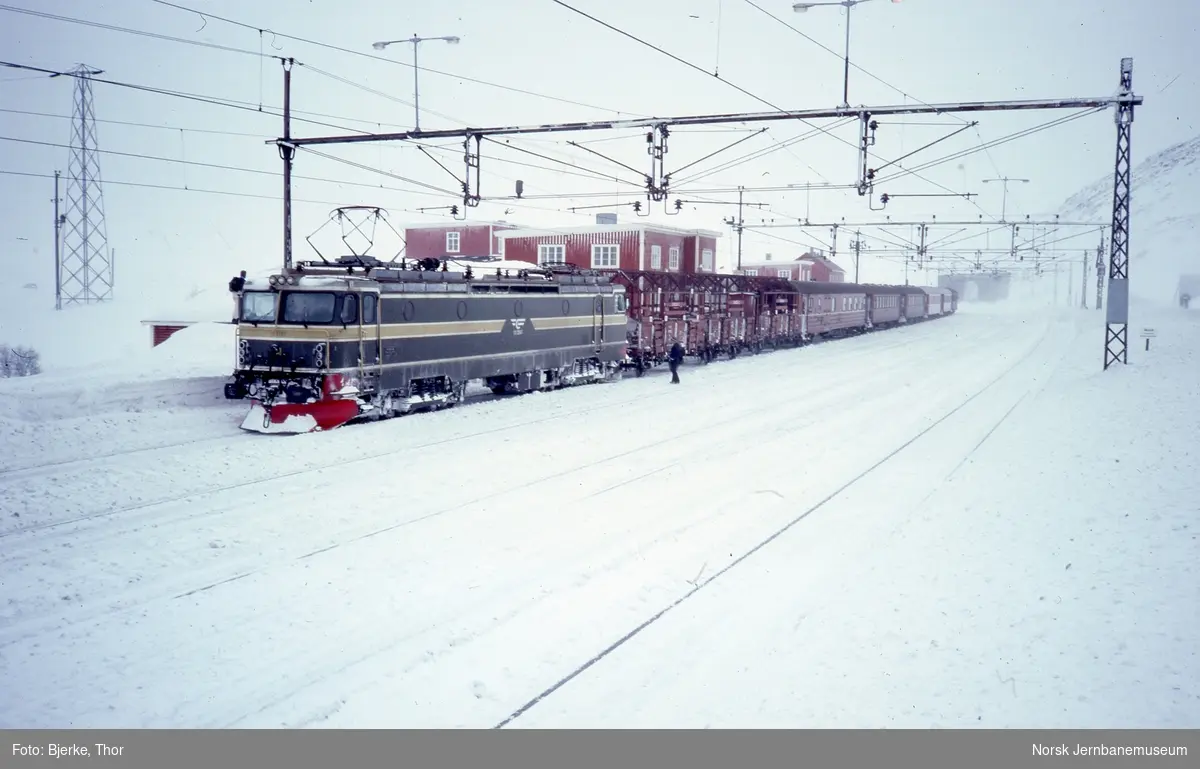 El 15 2195 foran persontog 78 Bjørnfjell-Narvik på Bjørnfjell stasjon