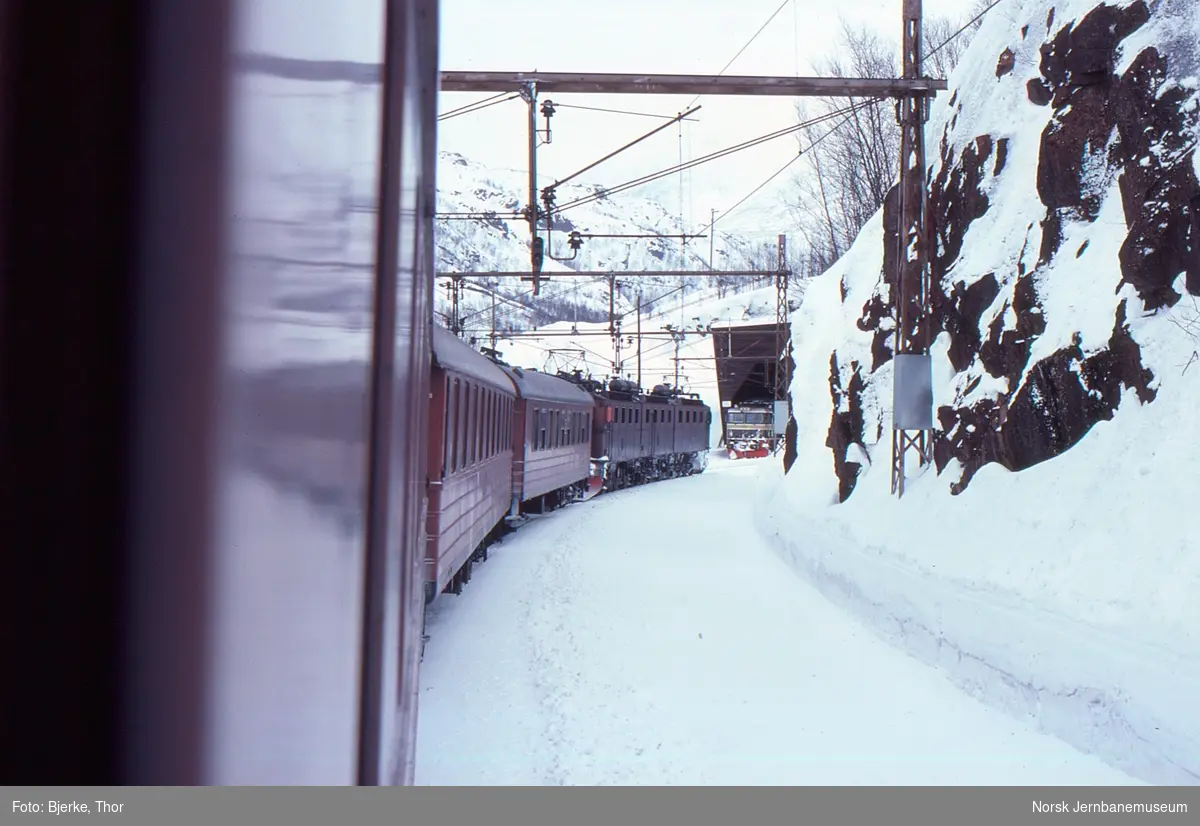 Svensk elektrisk lokomotiv Dm3 982-983-984 foran ekspresstog 93 "Nordpilen" krysser El 15 med persontog 72 Bjørnfjell-Narvik på Katterat stasjon