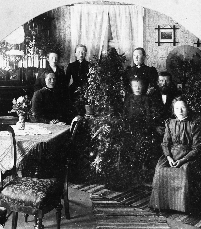 Familien Sven I. Mossige i stova på Mossige