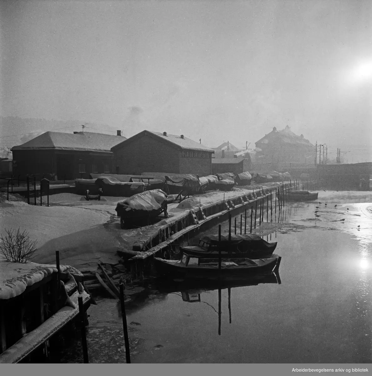 Vinterstemning på Akerselva ved utløpet til Bjørvika. 27. Januar 1956.