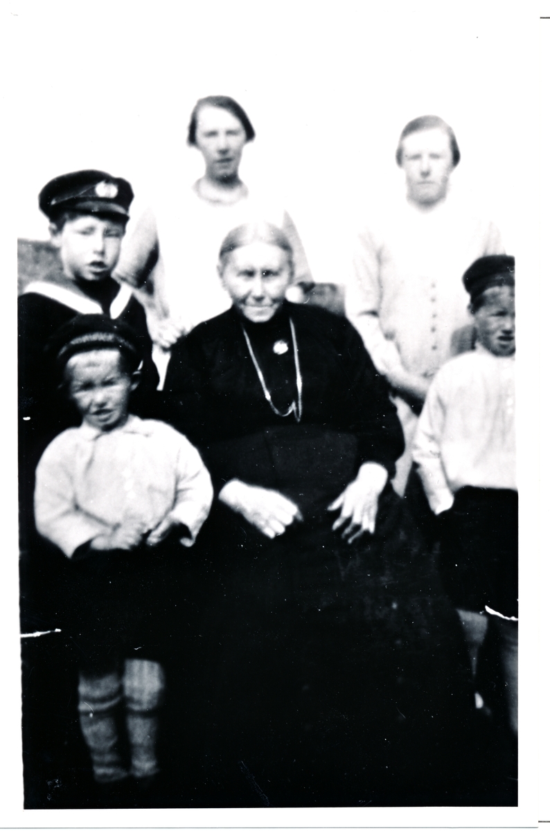 Ingeborg Pedersen, f. Håvarsdatter m. barn og barnebarn. 1930