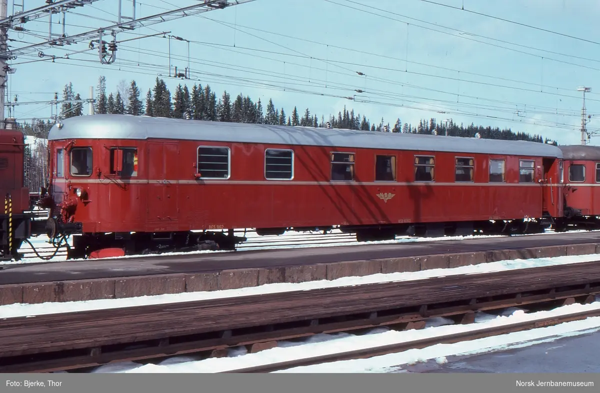 Styrevogn BFS 91 62 i persontog 285 på Eina stasjon