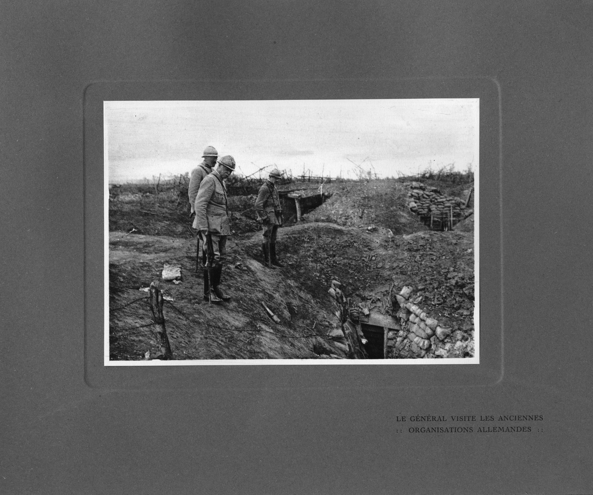 Text i fotoalbum: "Generalen besöker de erövrade tyska ställningar ".