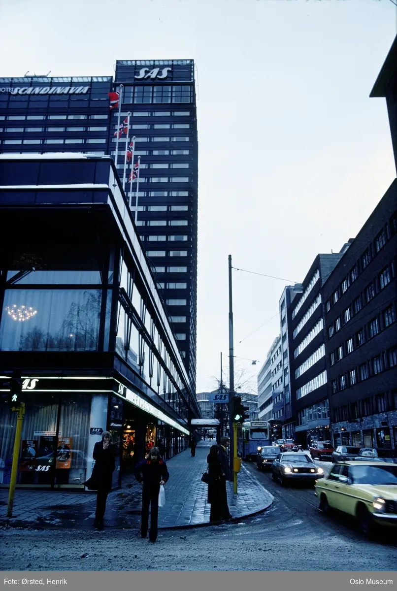 gateløp, biler, trikk, mennesker, SAS Hotel Scandinavia, kontorbygninger