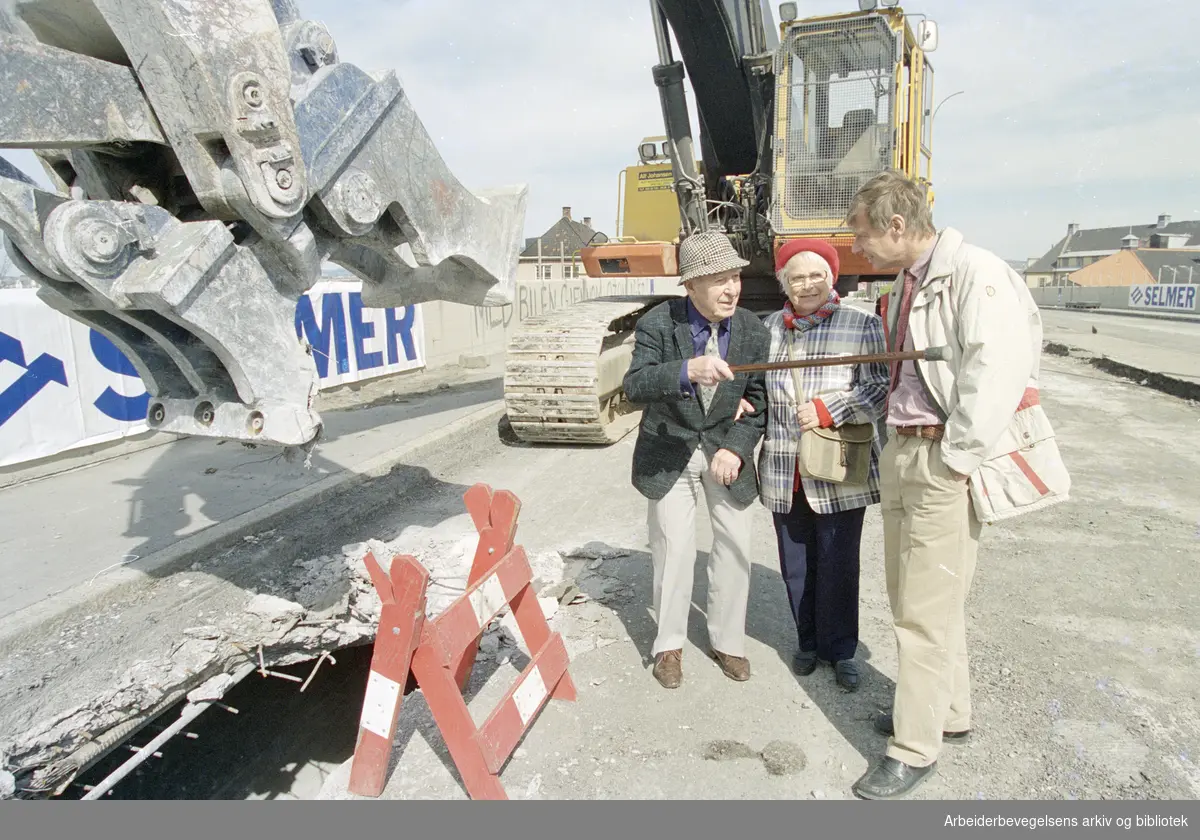 Oslo: Loenga bru. Rivingsarbeidet er startet. Valentin Jening og Ingrid Lie, beboere i Gamlebyen, her sammen med byrådsleder Rune Gerhardsen. 21. mai 1996