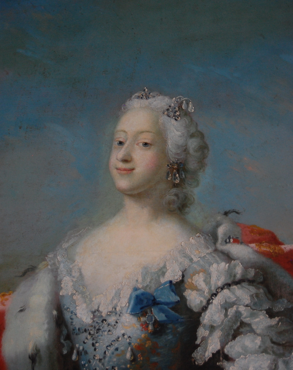 Portrett av dronning Louise, gift med kong Fredrik V av Danmark, i helfigur, står på en balkong, kledd i blå kjole og rød kåpe med hermelinpels. 