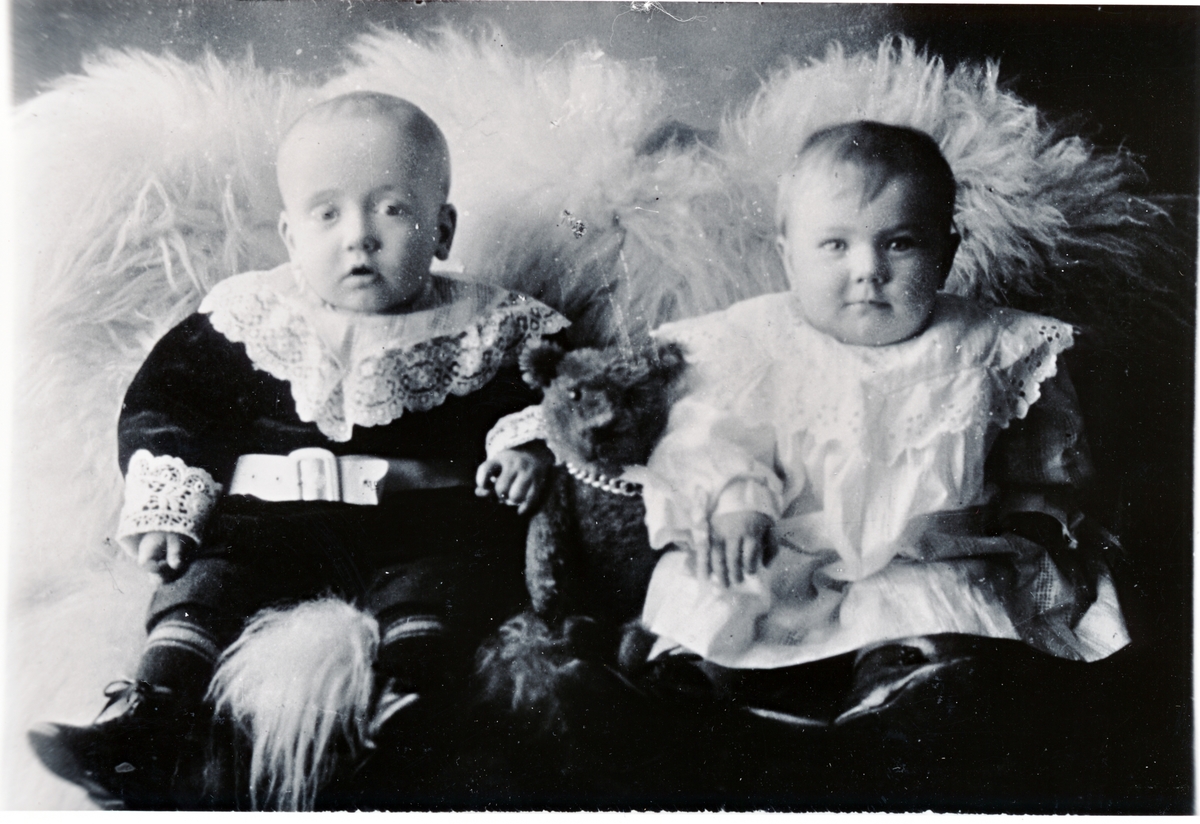 Atelierportrett av to små gutter. Ottar Alver til høyre. 1916.