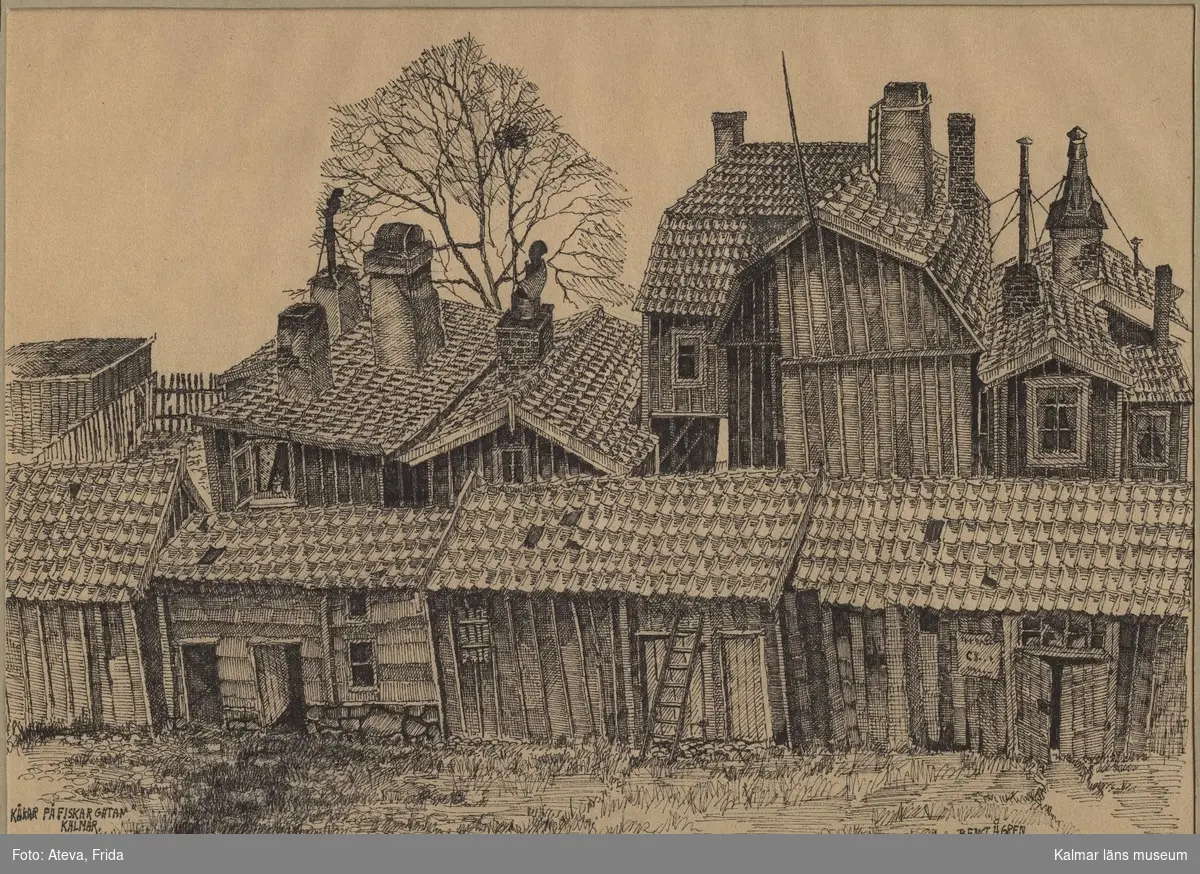Motiv med ett gytter av mindre bostadshus och skjul av trä på Fiskargatan i Kalmar.