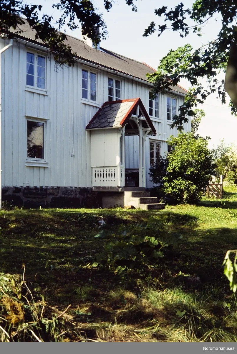 Nordmørslån. Fra en samling dias fra Arkitektkompaniet, gitt til Nordmøre museum i 2015. Fra Nordmøre museums fotosamlinger.