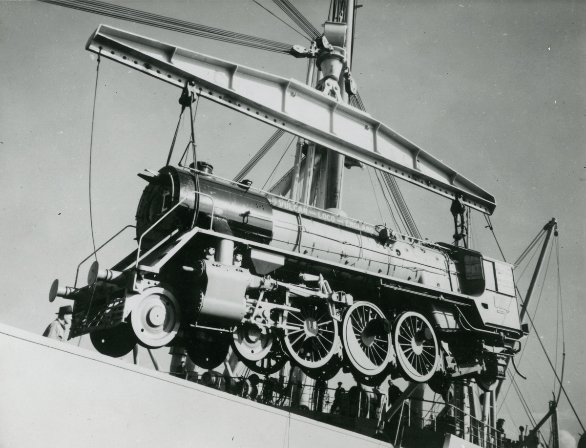 M/S 'Belkarin' (b.1954)(N.V. Scheepswerf ”De Hoop”, Lobith), - laster lokomotiver og kullvogner i Liverpool på vei til Bombay og Madras.