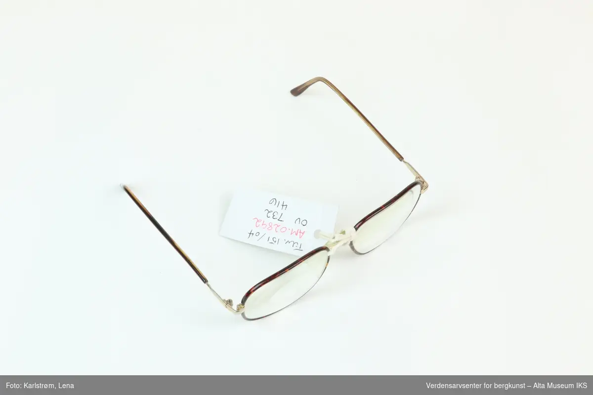 Form: Briller m/neseputer i ett stykke, fastskrudd
