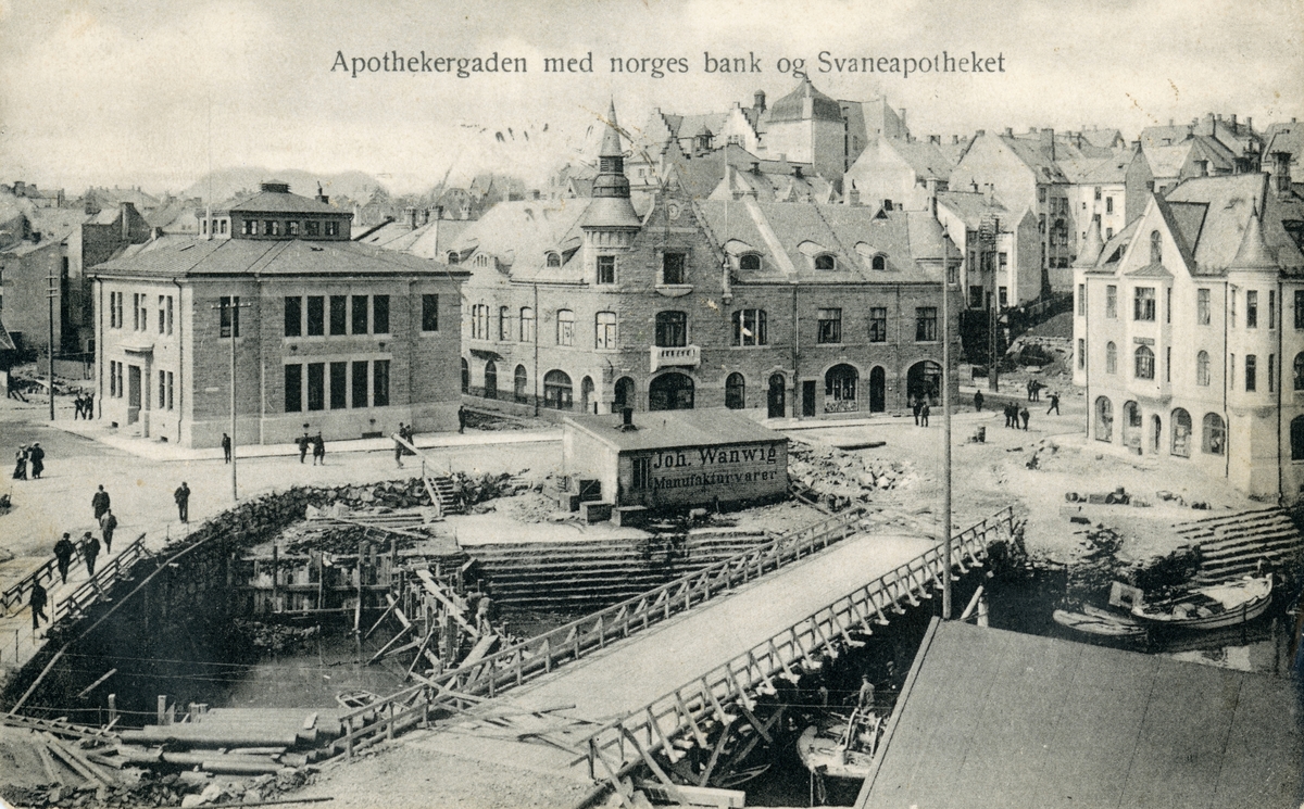 Motiv over Brusundet mot Apotekertorget i Ålesund. Ei provisorisk bro er bygd over brosundet ved siden av Hellebroa.