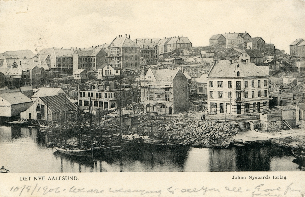 Oversiktsbilde av et område på Aspøya i Ålesund. Flere nybygg er under konstruksjon etter den store bybrannen i 1904.
