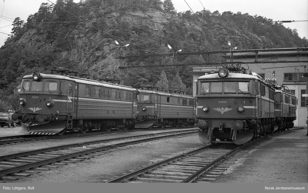 Elektriske lokomotiver El 8 og El 13 ved lokomotivstallen ved Krossen i Kristiansand