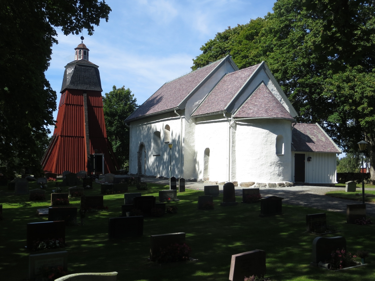 Exteriör, Hjärtlanda kyrka och klockstapel, Hjärtlanda socken i Sävsjö kommun.
