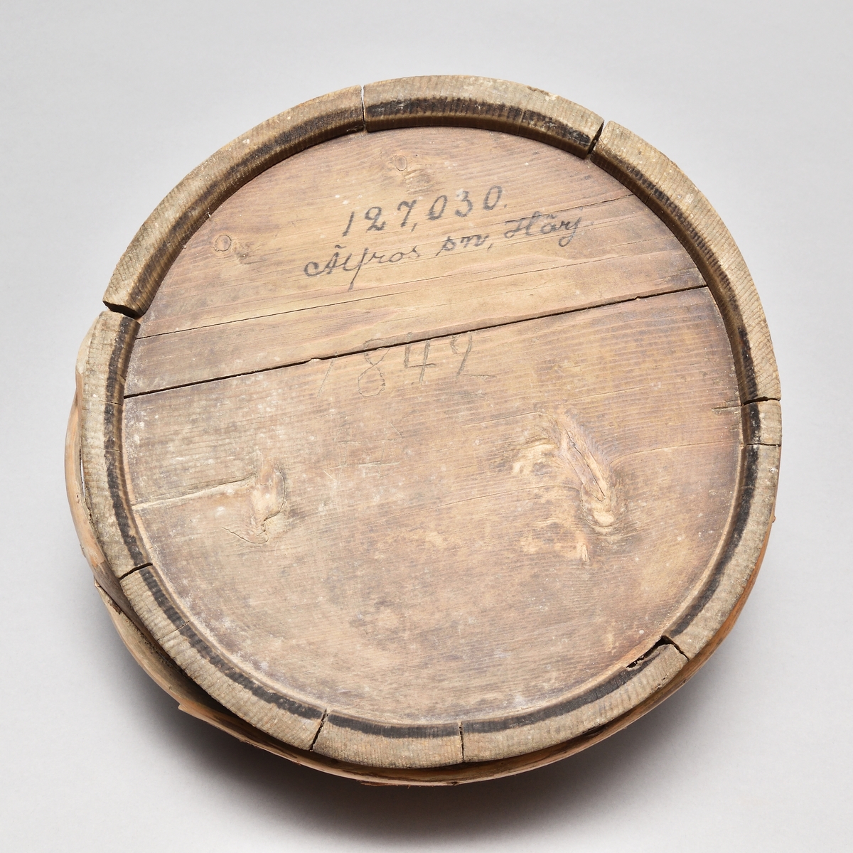 Laggad stäva av barrträ, spår av röd färg. Sju stavar, varav en förlängd till handtag, profilerad. Två trävidjor. Märkt "1842" samt ett bomärke.