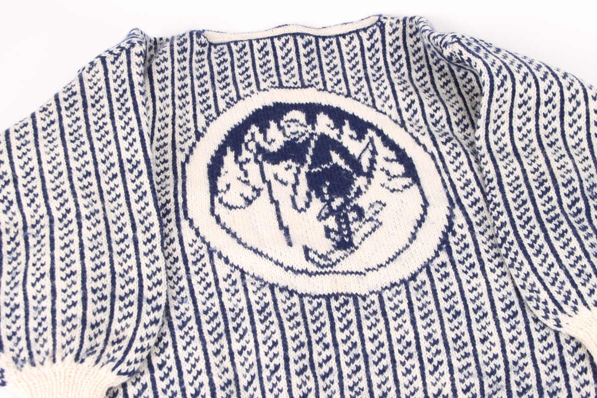 Strikket genser i ull med Skiforeningens logo som motiv på brystet.