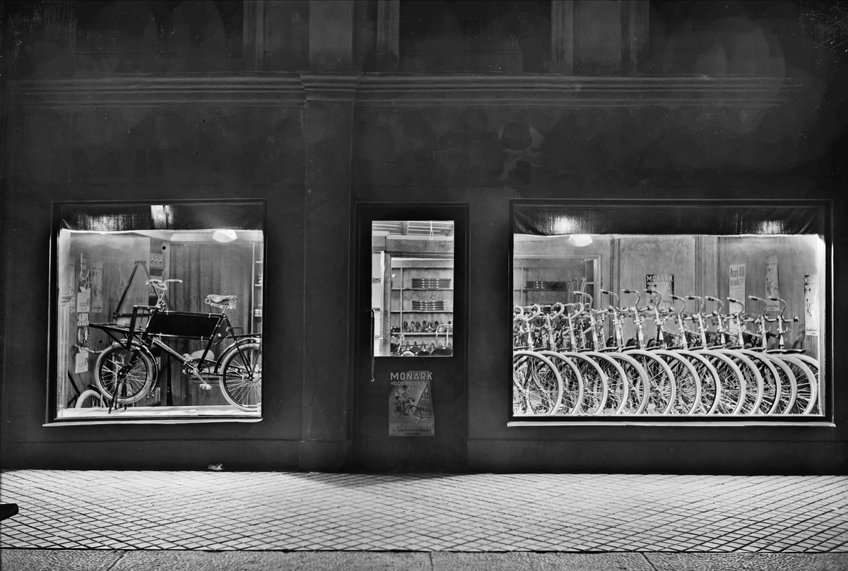 Skyltfönster, Monark cykelaffär, Svartbäcksgatan 22, Uppsala 1936
