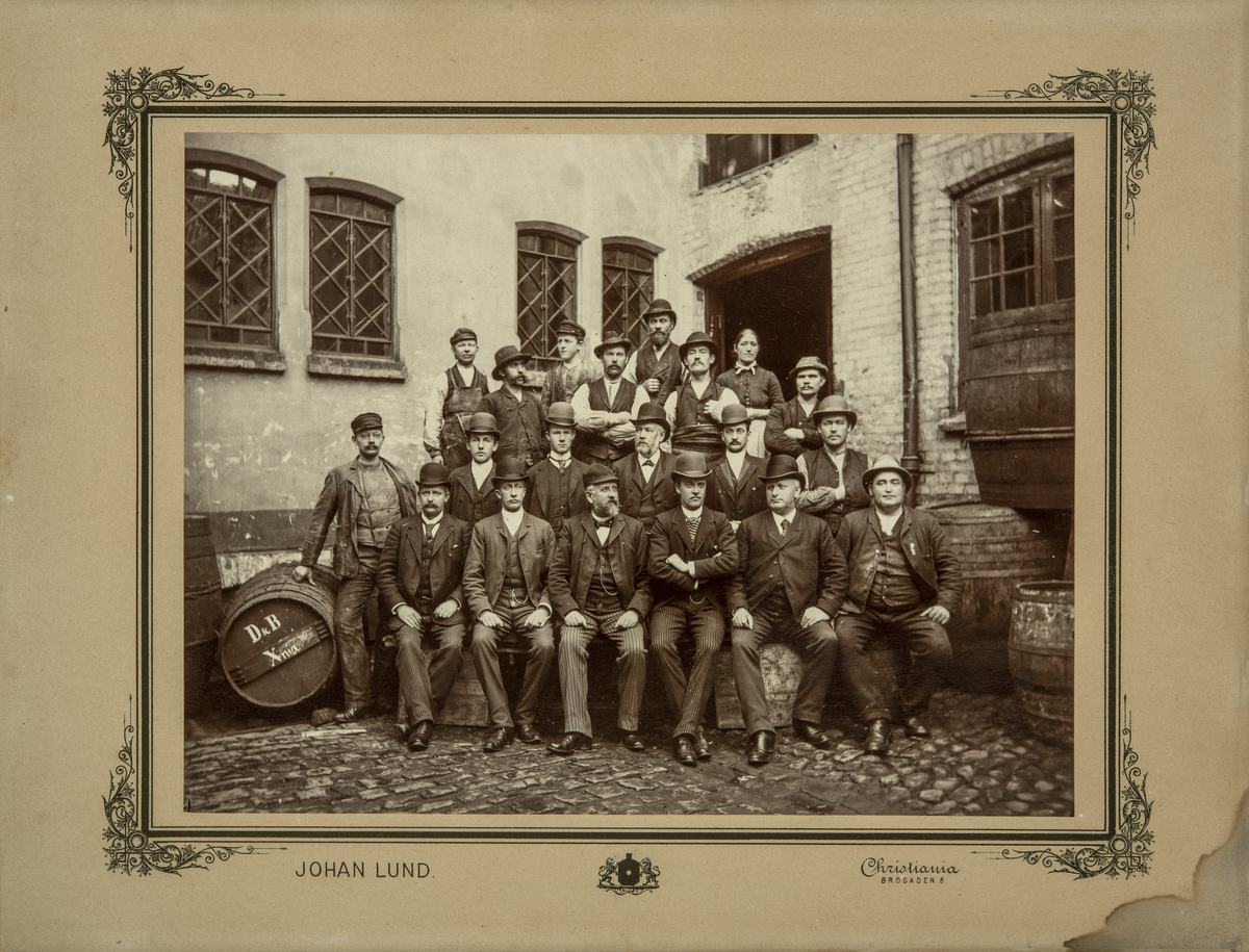 Damman og Baltzersens eiere og personal, 01.08.1891. 
Bildet er tatt på gårdsplassen i Kongensgate 4 i Kristiania. 

