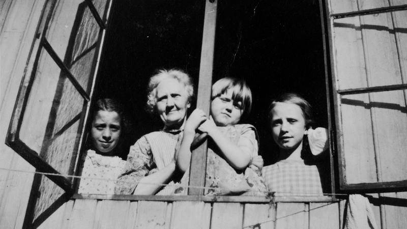 Augusta sammen med barnebarna Else og Erna (og en ukjent jente). (Foto/Photo)