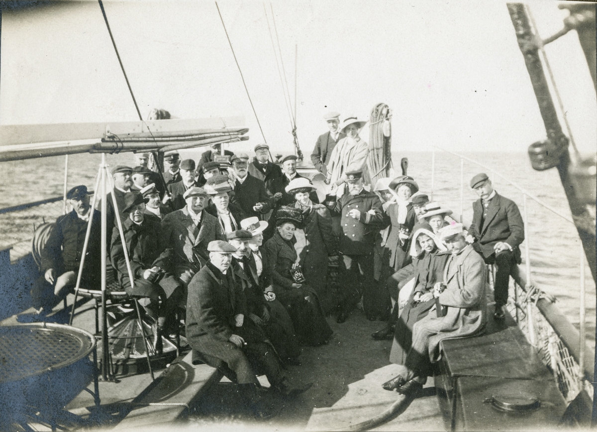 Bildtext: "Första matlaget"
Gruppfoto av besättning och passagerare på S/S Aeolus däck.