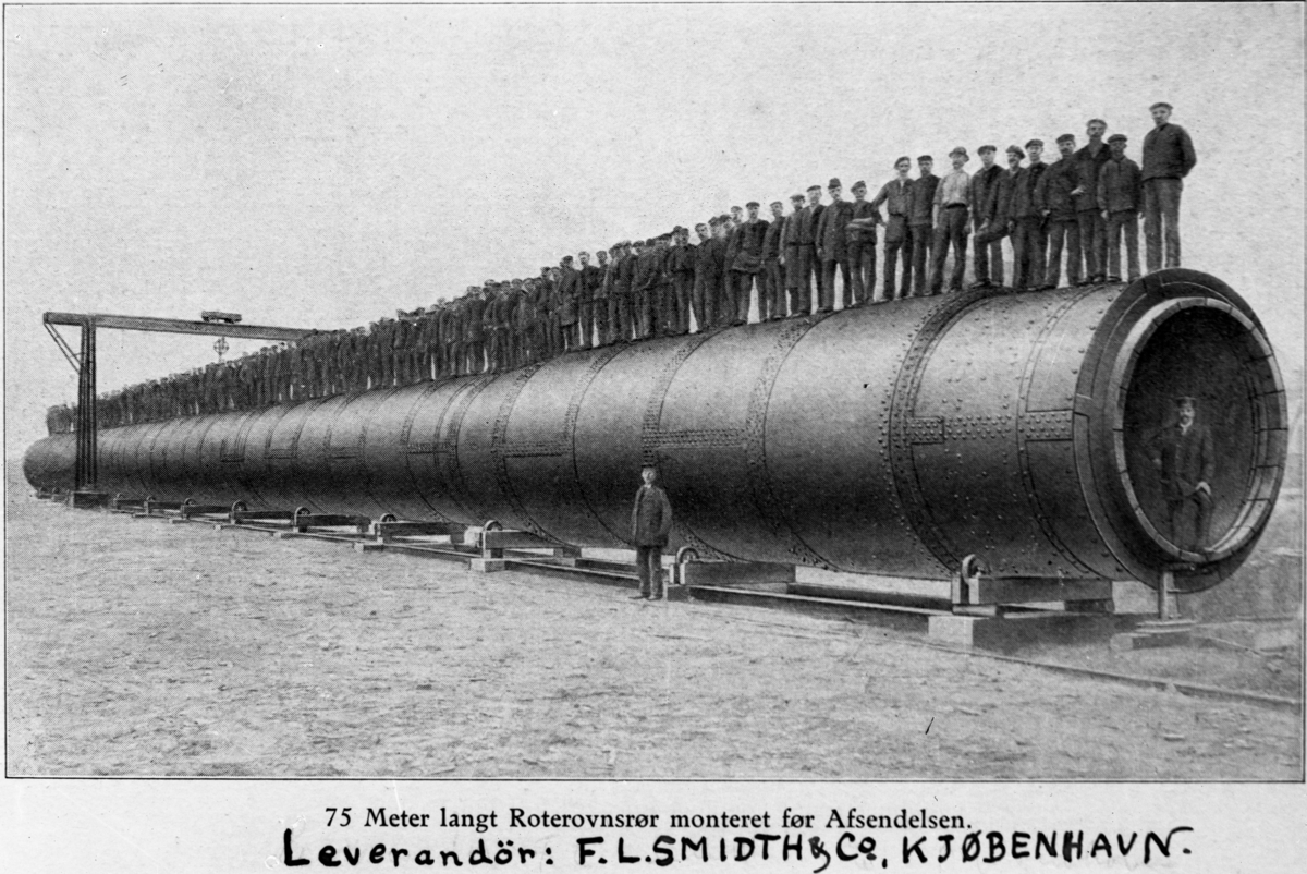 Avfotografering av "75 meter langt Roterovnsrør monteret før Afsendelsen. Leverandør: F.L. Smidth & Co, Kjøbenhavn."