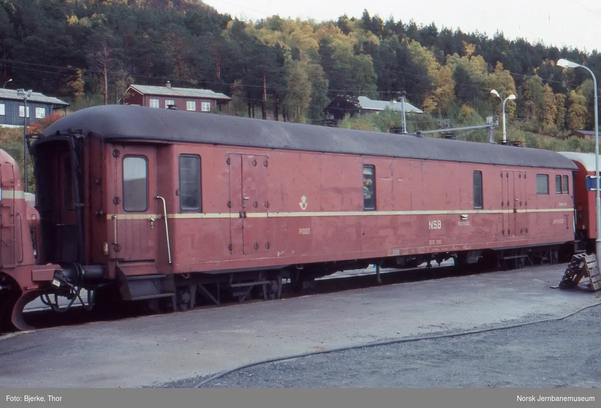 Post- og reisegodsvogn litra DF36 nr. 21303 i hurtigtog 353 til Åndalsnes på Dombås stasjon