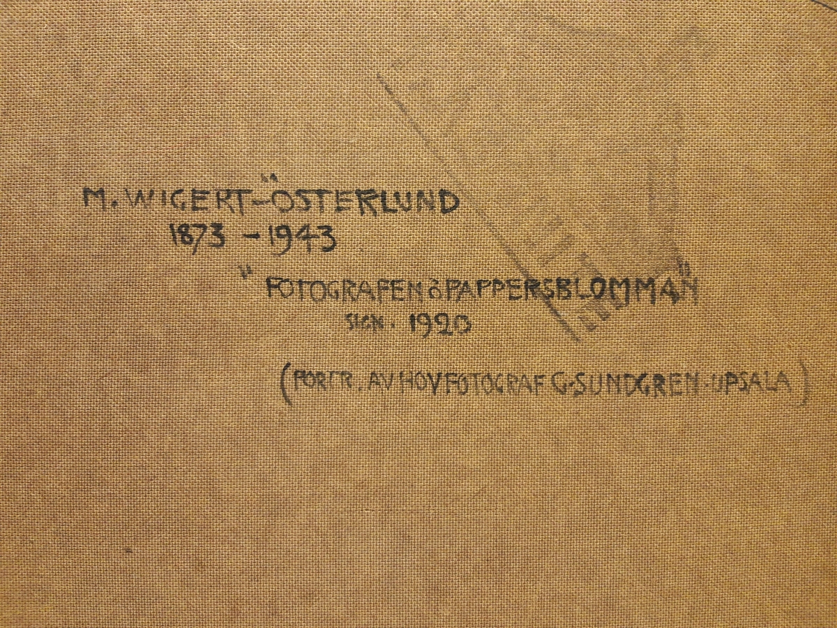 Oljemålning av Mathilde Wigert-Österlund, "Fotografen o pappersblomman", troligen1931. Porträtt av fotograf Nils Gunnar Sundgren, född i Valbo socken 1901, död 1970 i Uppsala.