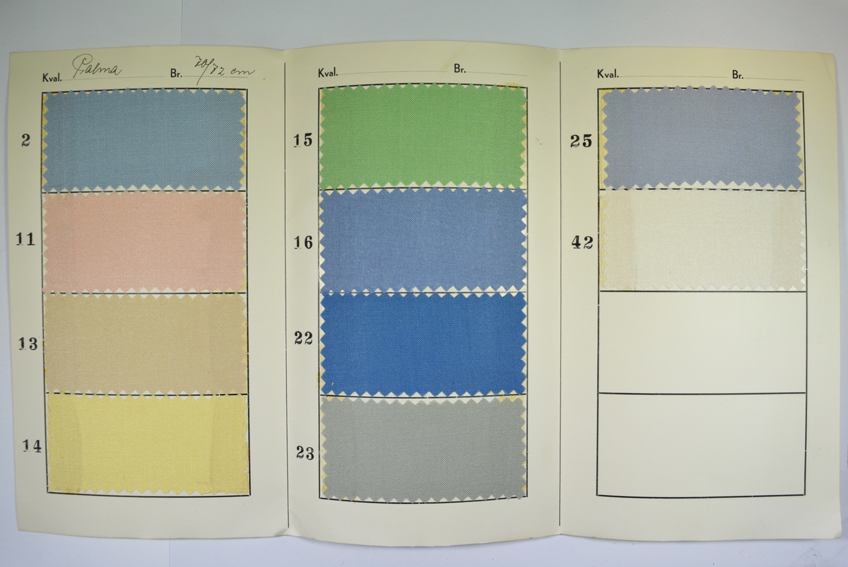 Hefte med utfoldbare sider hvor stoffprøver er limt inn. Heftet viser stoffer med samme kvalitet (Palma), men flere ulike design/farger av dette mønsteret.
