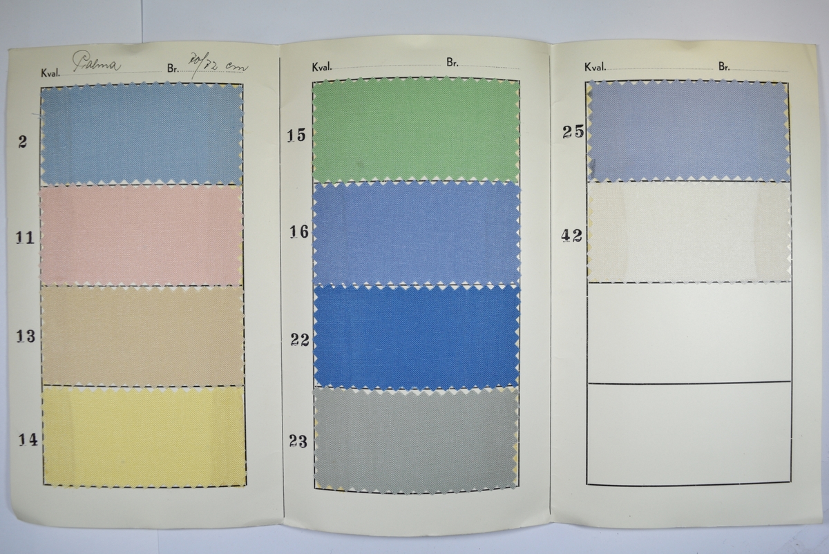 Hefte med utfoldbare sider hvor stoffprøver er limt inn. Heftet viser stoffer med samme kvalitet (Palma), men flere ulike design/farger av dette mønsteret.