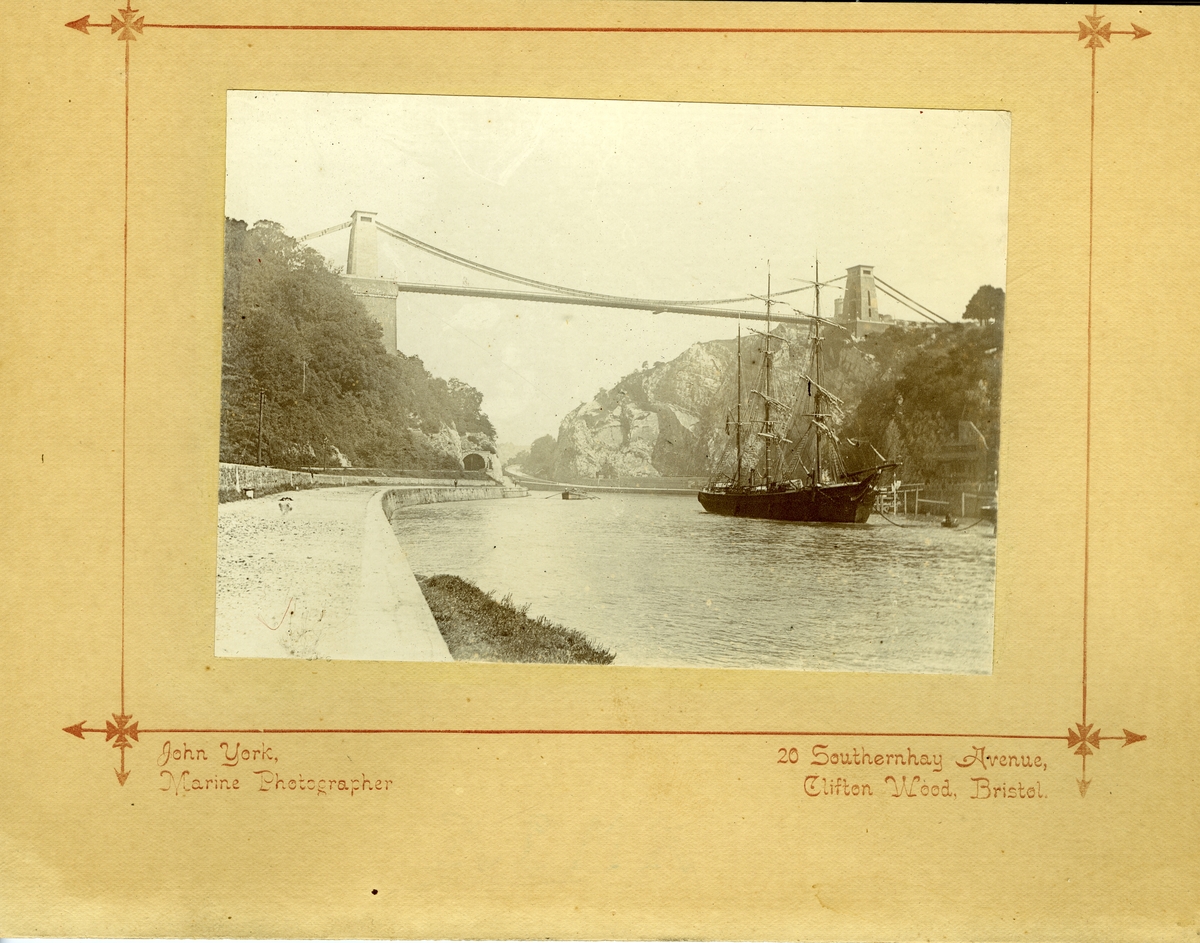 Clifton Suspension Bridge,
bygd 1864,
konstruert av ing. Isambard Kingdom Brunel (1806-1859).
broen går over elva Avon i Bristol.

Foto: Marine Photograher John York, 20 Southernhay Avenue, Clifton Wood, Bristol..