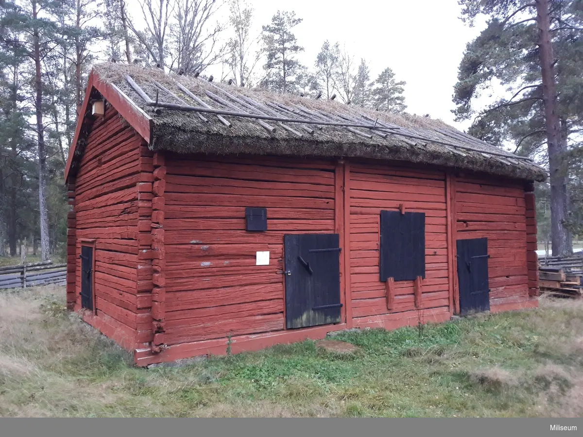 Ladugårdsbyggnad av timmer och med halmtak. Originalbyggnad av högt kulturhistoriskt värde i ursprungligt utförande.