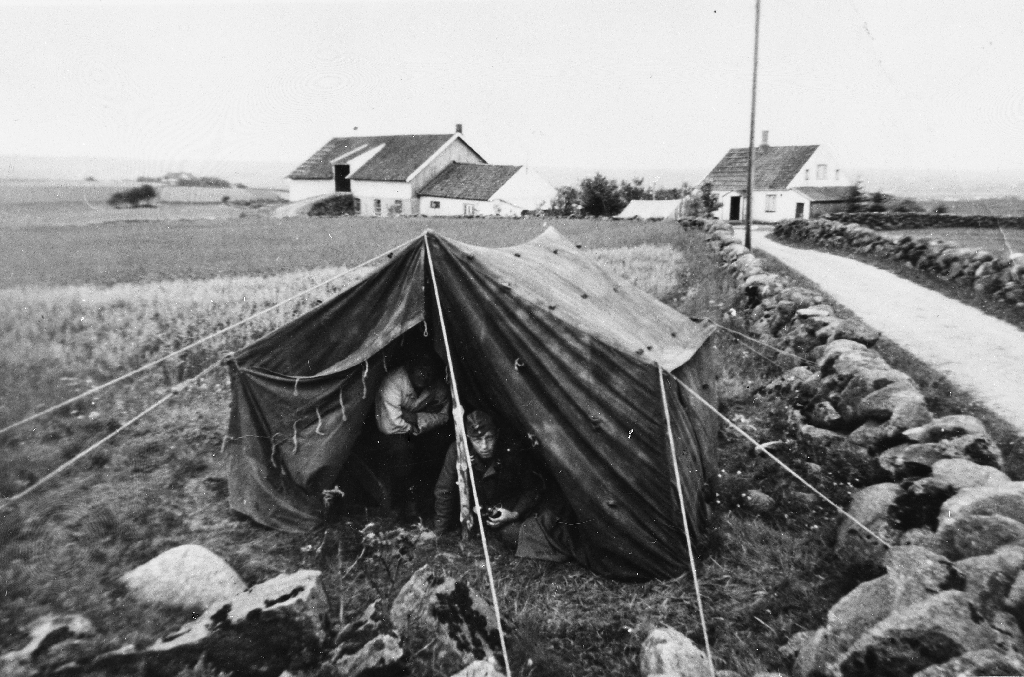 Tyske soldatar i telt bak steingarden på Løge under siste krig 1940 - 1945.