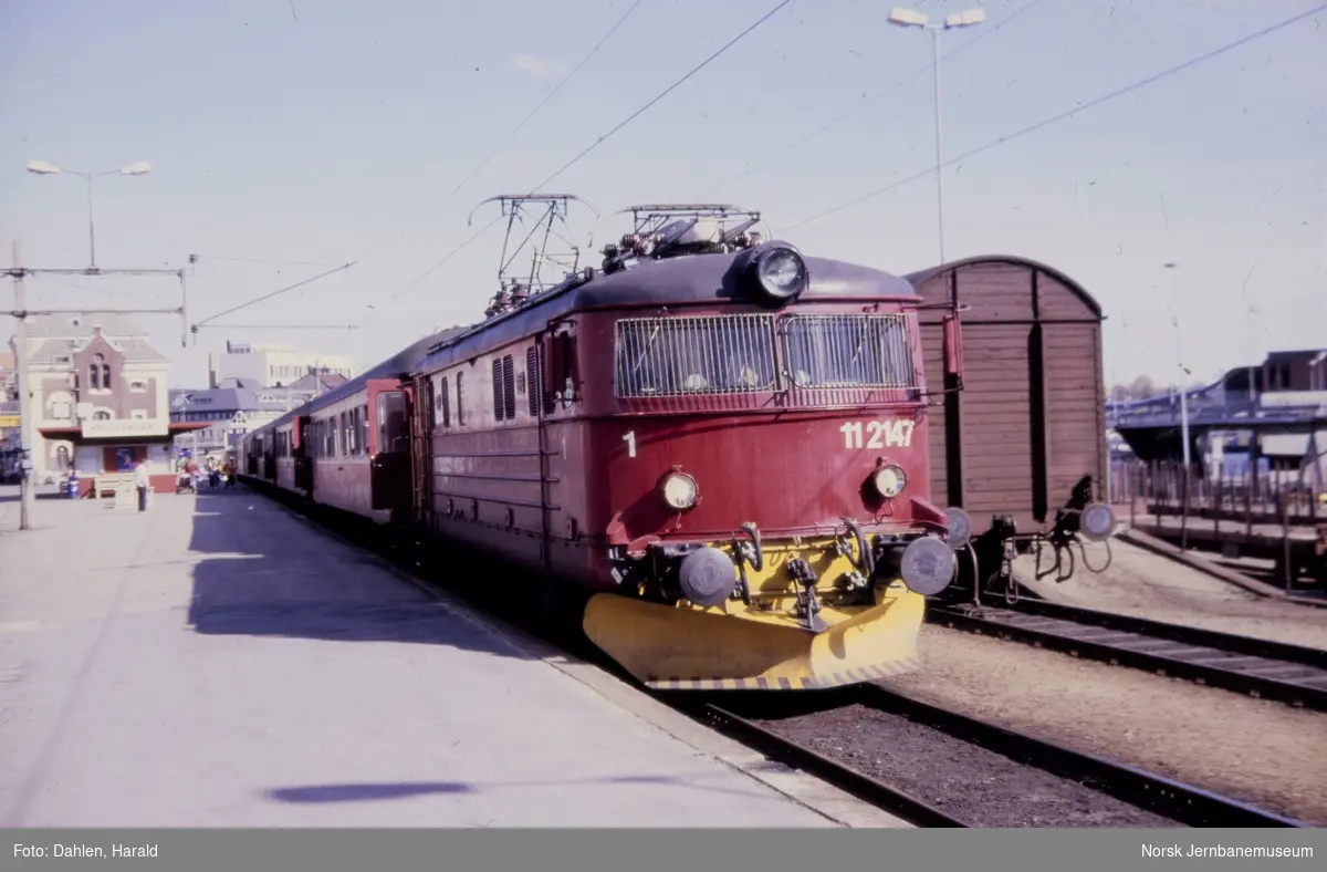 Elektrisk Lokomotiv El 11 2147 Med Persontog På Kristiansand Stasjon Norsk Jernbanemuseum 