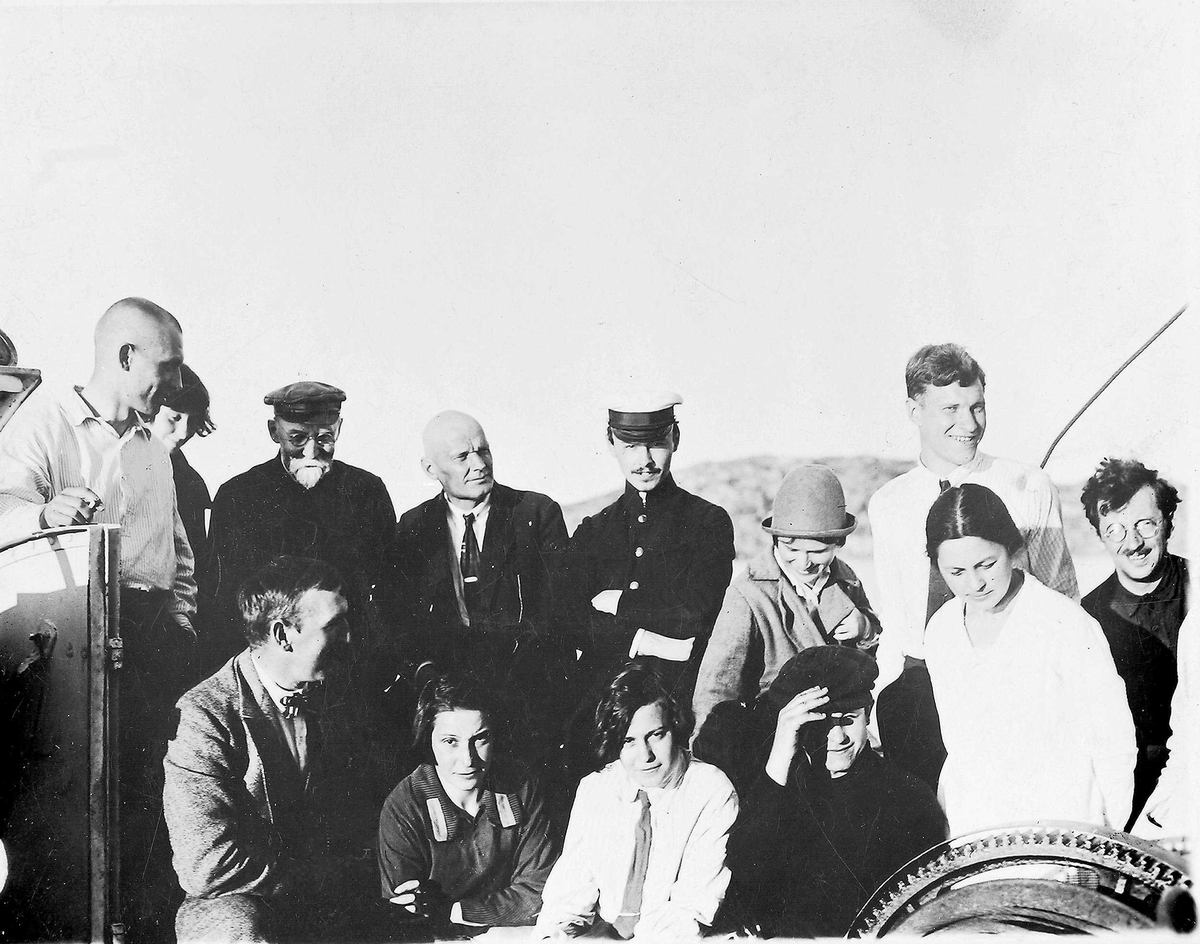 Gruppebilde fra Petsamo 1927. Oscar Sund til venstre i bildet. De resterende er ukjente.