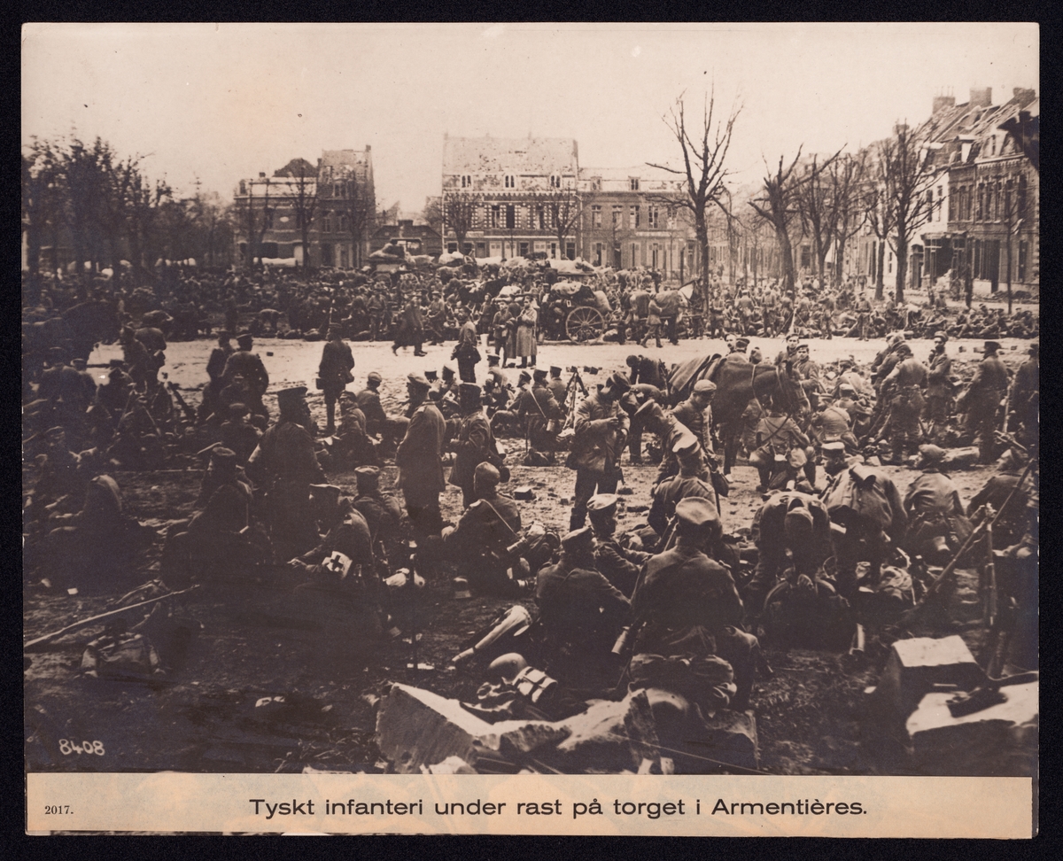 Bilden visar torget i den franska staden Armentieres med en stor mängd tyska soldater som rastar.