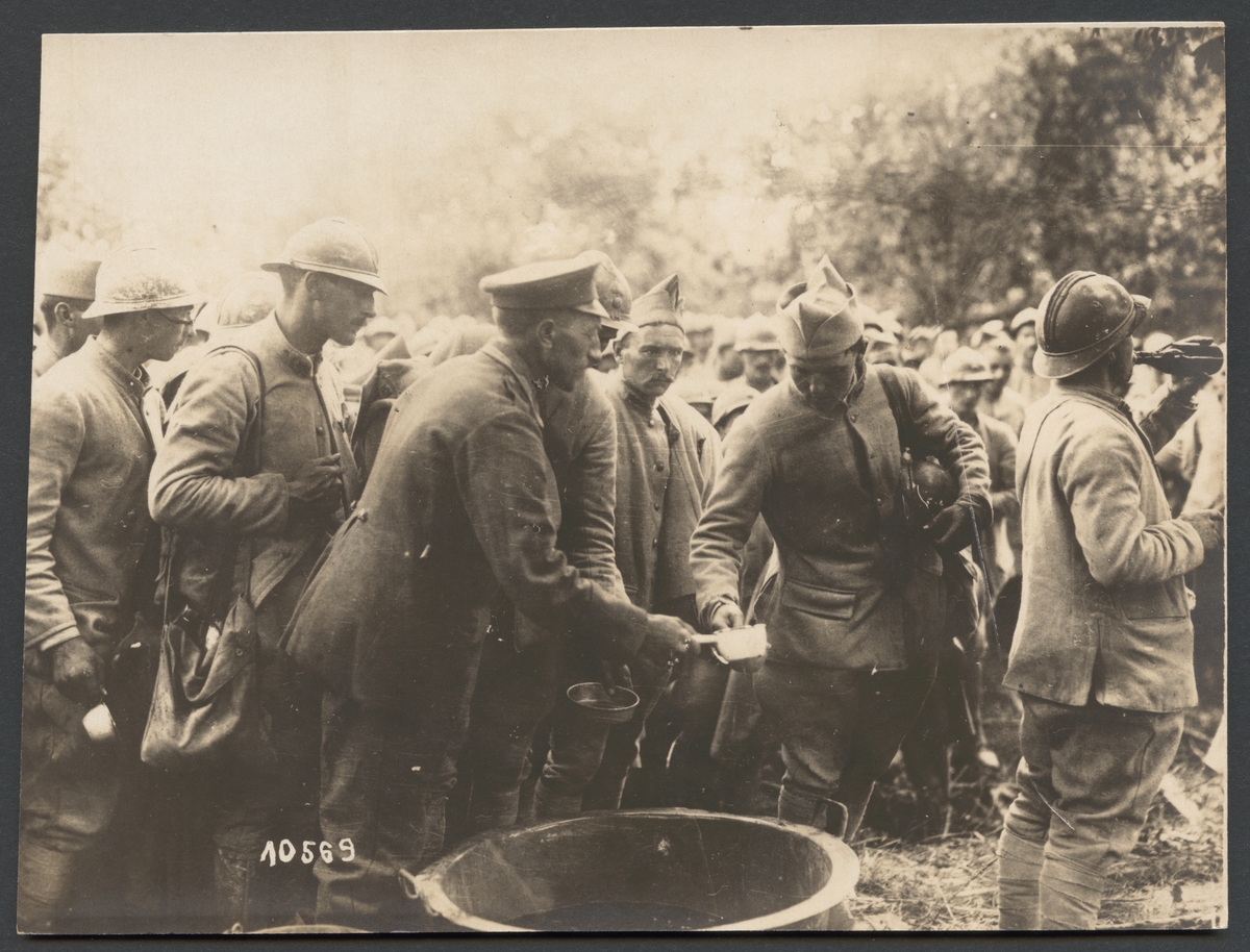Bilden visar utskänkning av dryck till franska krigsfångar.