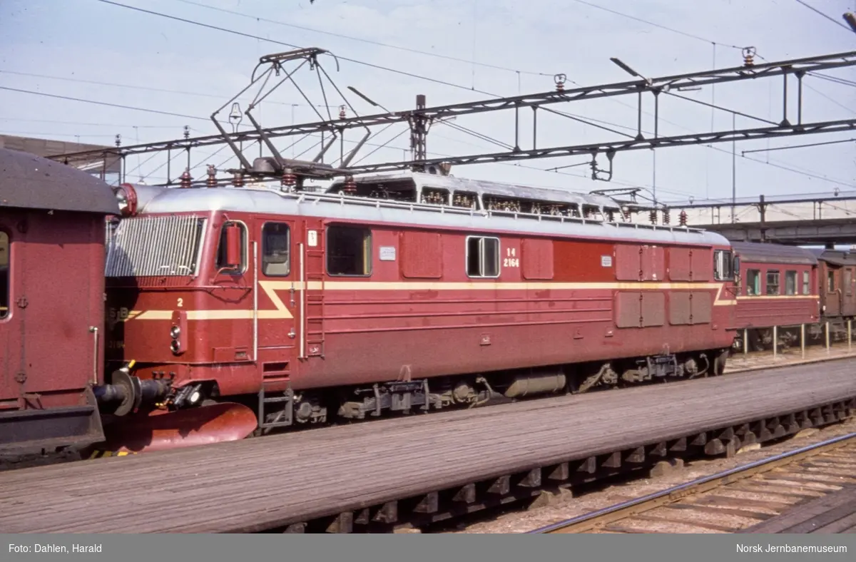 Elektrisk lokomotiv El 14 2164 med persontog til Moss på Oslo Sentralstasjon