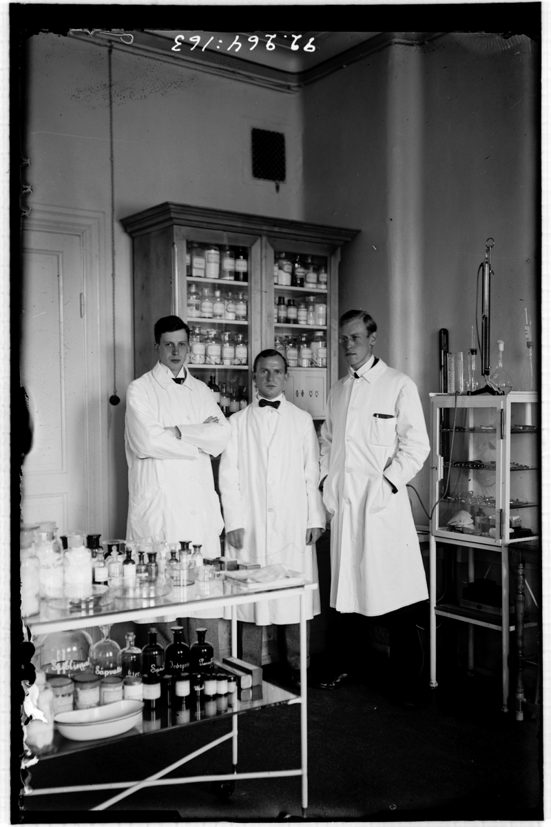 Hålahult sanatorium, interiör, sanatorieinteriör, laboratorie? (behandlingsrum), till höger underläkare E. Törnell 1/7 1918 - 7/10 1921