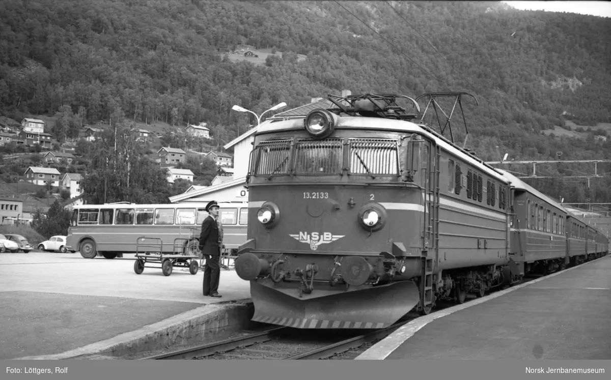 Elektrisk lokomotiv El 13 2133 med hurtigtog 308 til Oslo Ø på Otta stasjon.