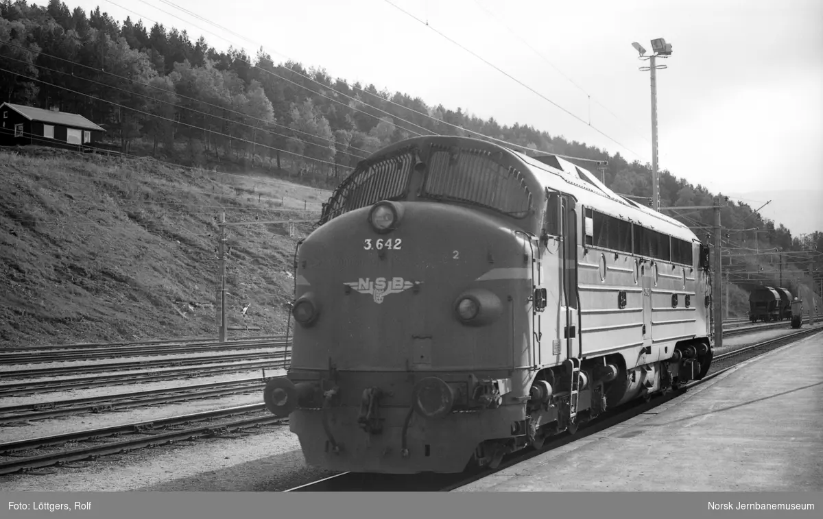 Diesellokomotiv Di 3 642 på Dombås stasjon.