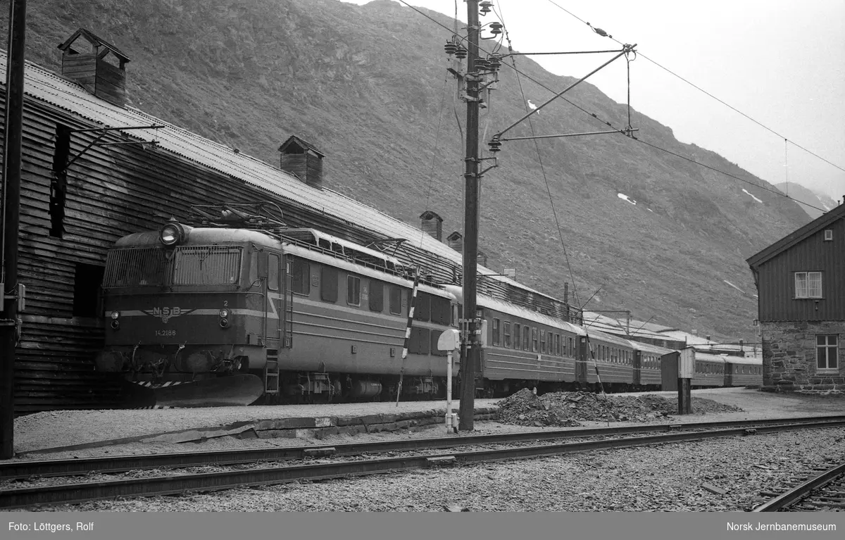 Elektrisk lokomotiv El 14 2186 med dagtoget fra Bergen til Oslo Ø, tog 602, på Myrdal stasjon.