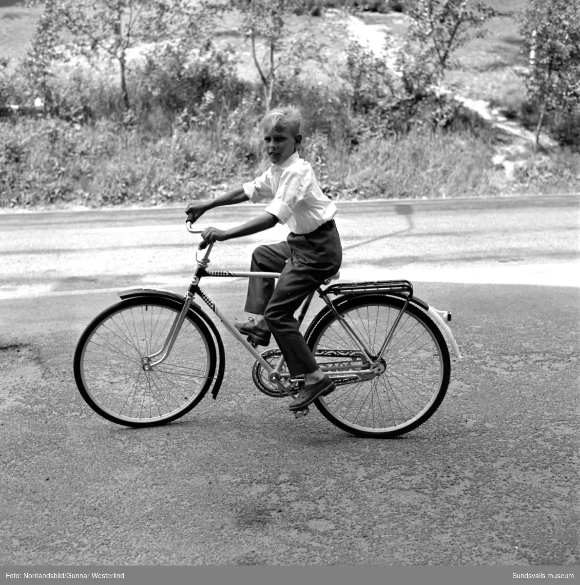 Elvaårige Roger Snabb från Sörberge belönades 1960 med en ny cykel för att flitigt ha sålt den så kallade INVA-rosen till förmån för De Vanföras Riksförbund. Cykeln överlämnades av ombudsman Halvar Olsson från Ånge. Totalt såldes 16.000 rosor i Sundsvallsdistriktet det året.