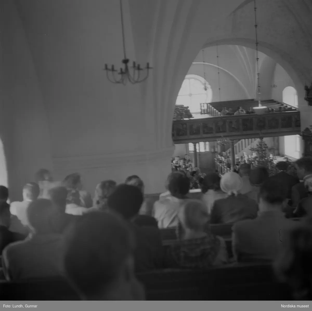 Motiv: (ingen anteckning) ;
En man i folkdräkt står i en kyrkbåt, en folksamling står vid Rättviks kyrka, utsikt genom ett fönster med människor som går på en väg, interiör av en kyrka med besökare, en person tar upp kollekt.