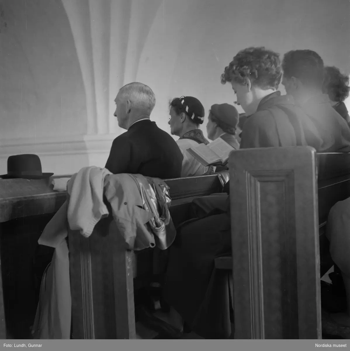 Motiv: (ingen anteckning) ;
En man i folkdräkt står i en kyrkbåt, en folksamling står vid Rättviks kyrka, utsikt genom ett fönster med människor som går på en väg, interiör av en kyrka med besökare, en person tar upp kollekt.