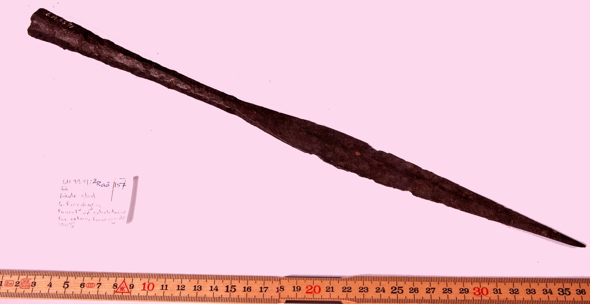 Arkeologist fynd bestående av svärd, brutet, pilspets, nit.